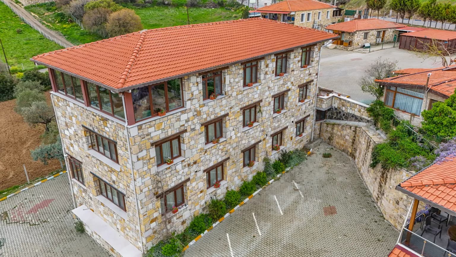 Kozbeyli Konağı ve çevresindeki köy dokusunun havadan görünümü