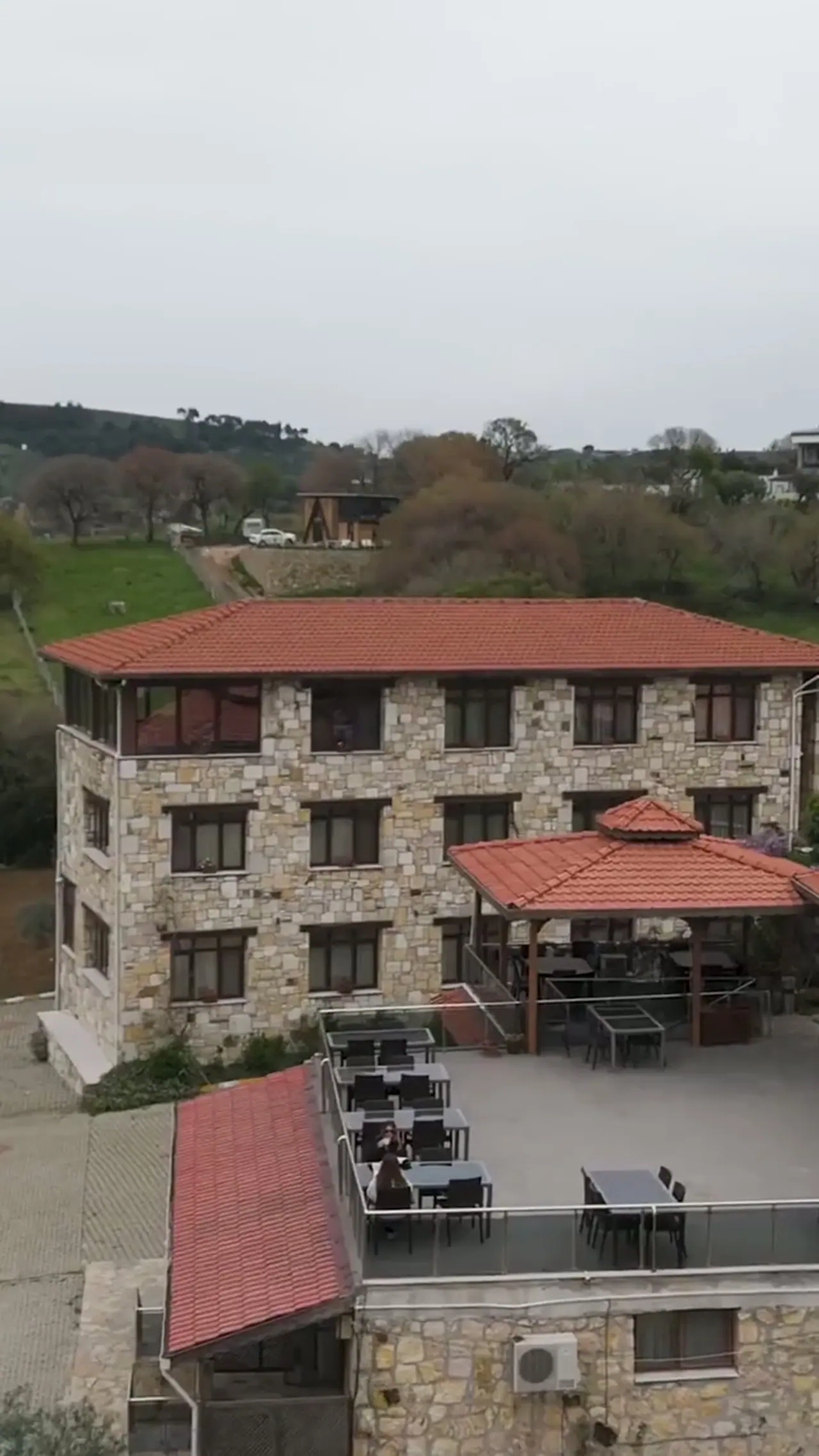 Kozbeyli Konağı taş cephesi ve Ege manzarası